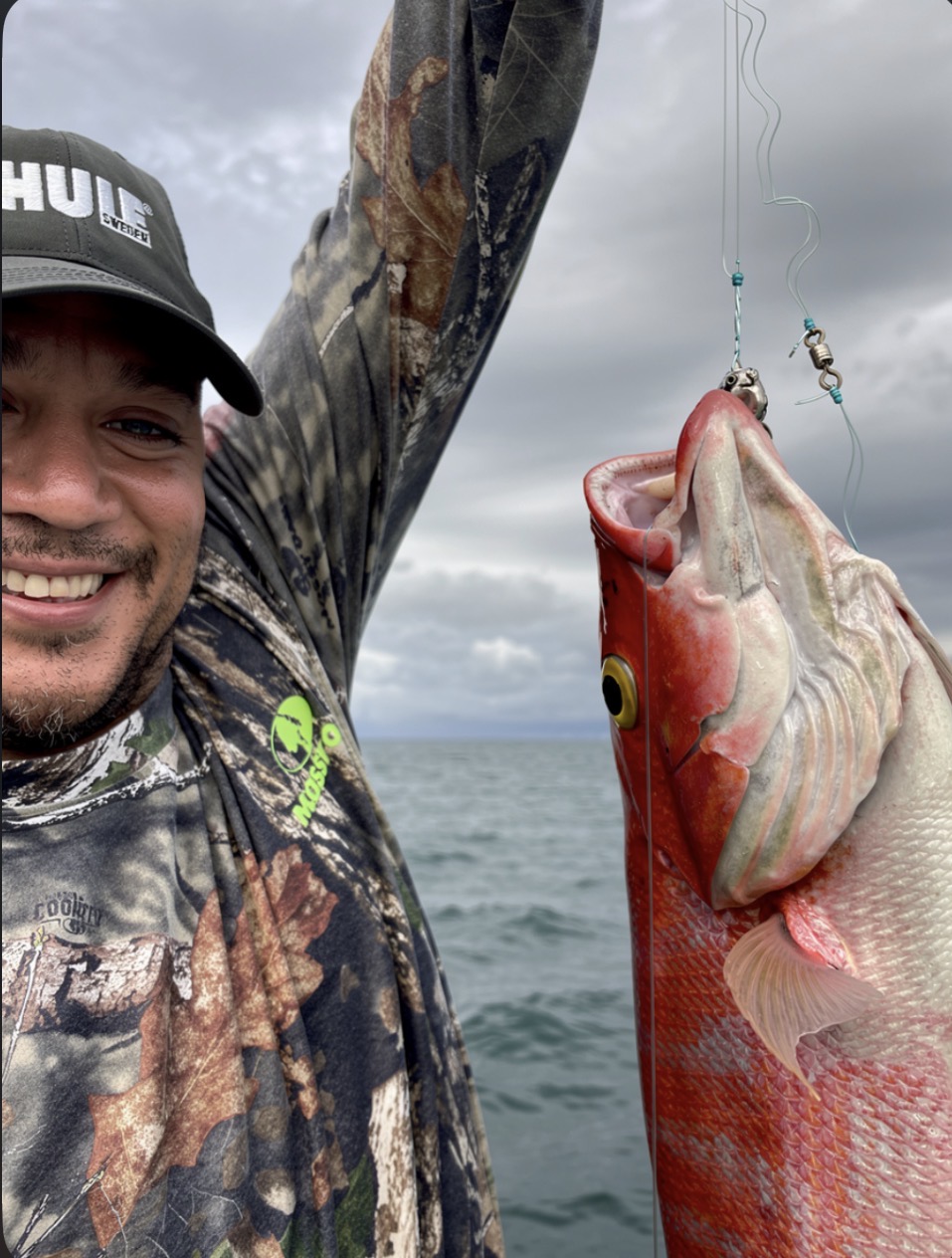 Pescador con pargo rojo capturado en alta mar