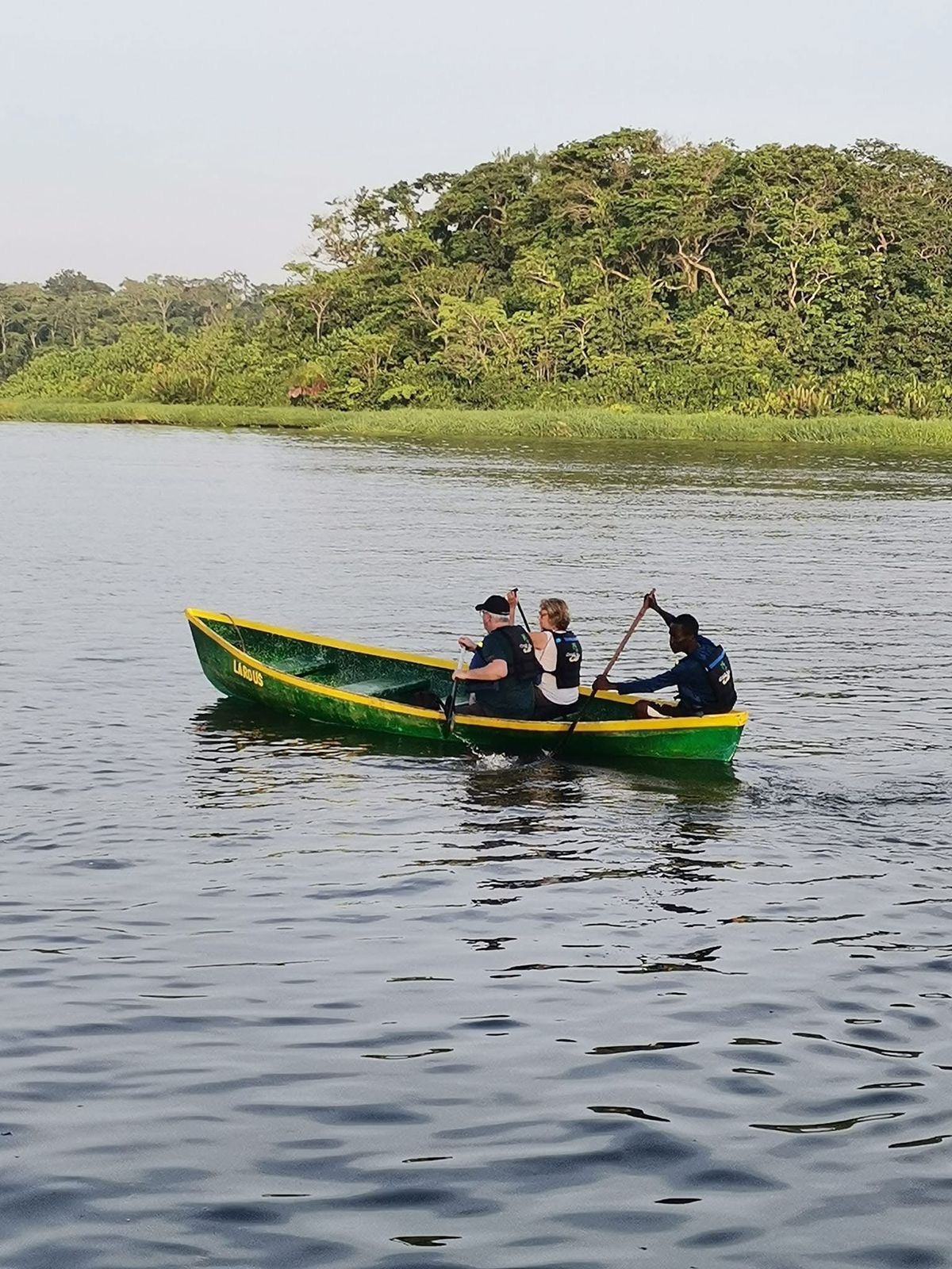 Visitantes en canoa con guía local